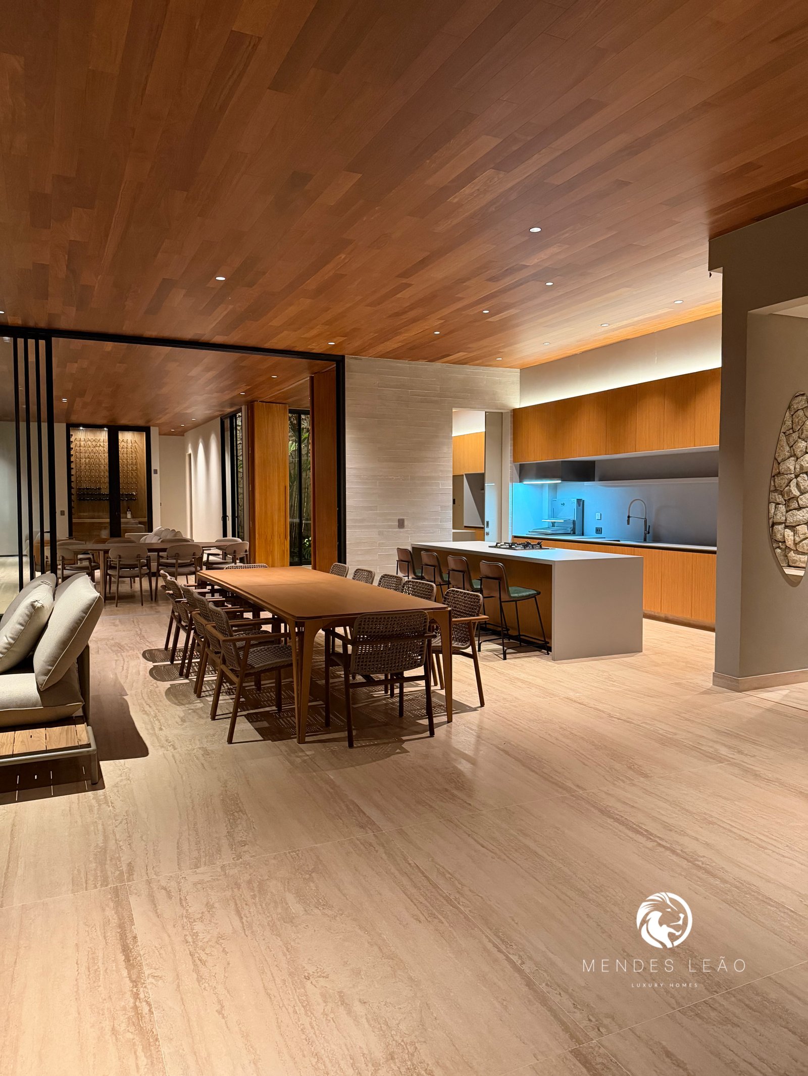 Casa térrea com aproximadamente 800 m² de área construída, com garagem para 3 veículos.