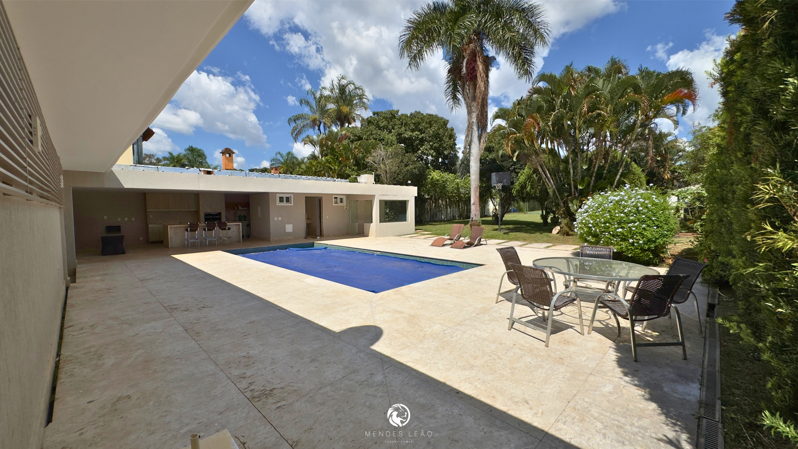 QI 11 – Lago Sul | Casa térrea com lazer completo em terreno de 1.800m²